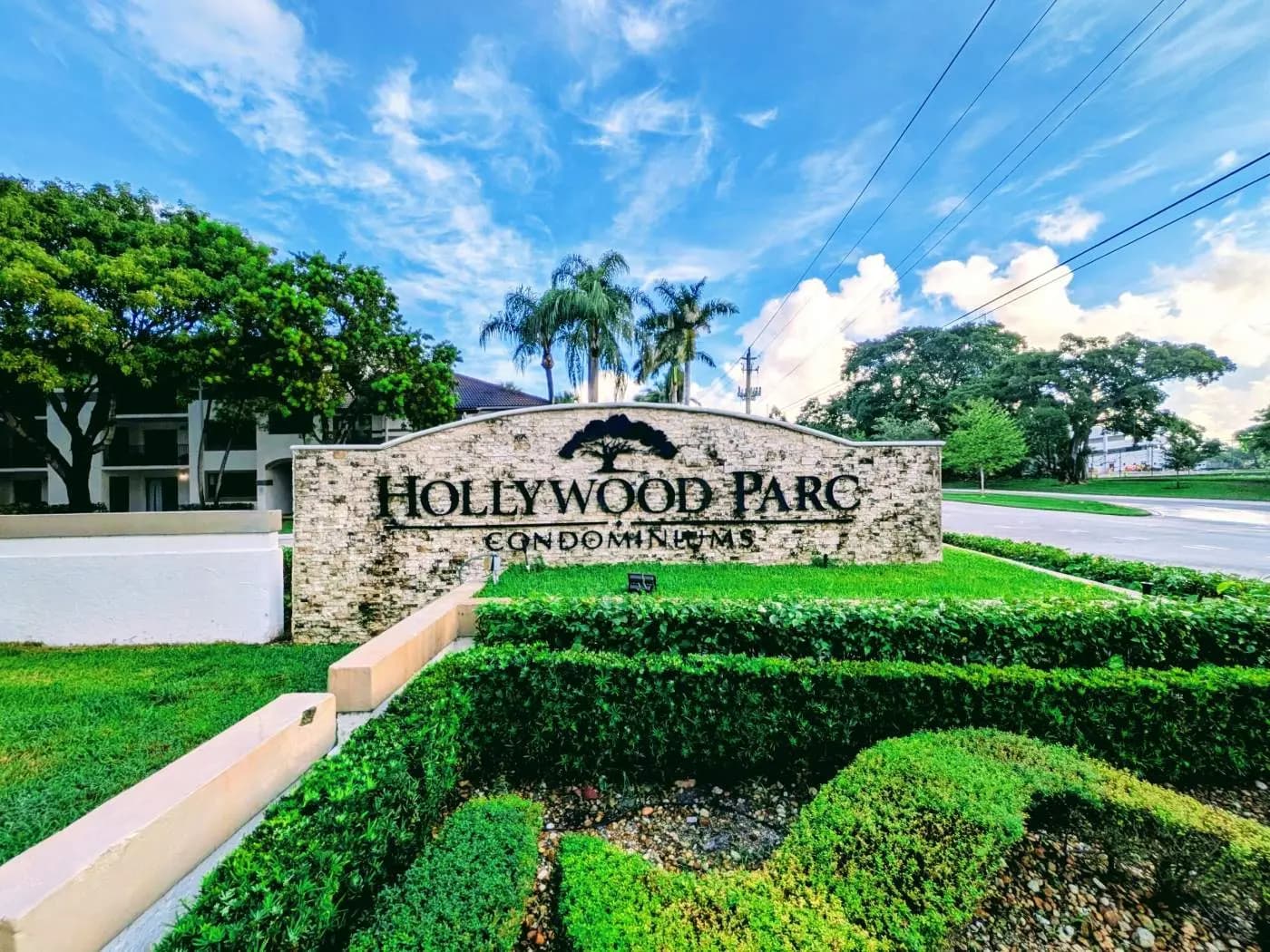 Entrance sign at Hollywood Parc
